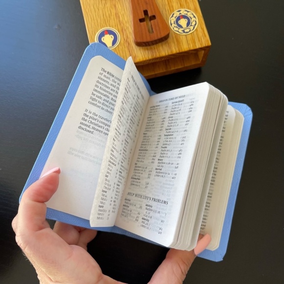 Pocket Bible and Wood Case New Testament Psalms Proverbs Blue - Picture 7 of 9